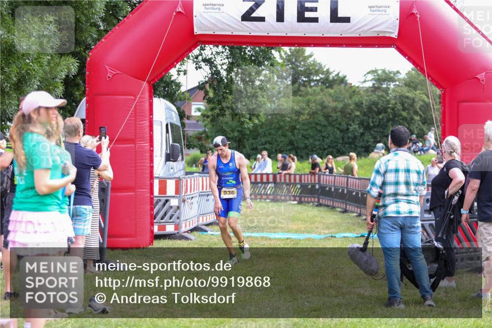 21.06.2026 - 29. Vierlanden-Triathlon Andreas Tolksdorf http://msf.ph/oto/9919868 21.06.2026 12:58:53 Ziel 936, 947 meine-sportfotos.de