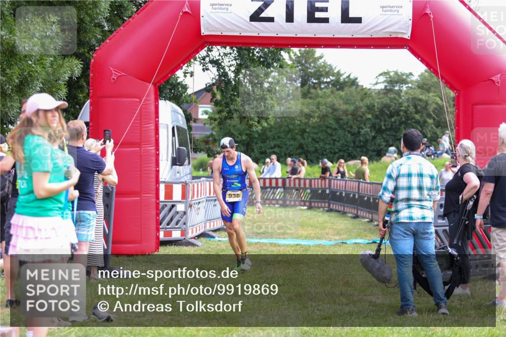 21.06.2026 - 29. Vierlanden-Triathlon Andreas Tolksdorf http://msf.ph/oto/9919869 21.06.2026 12:58:53 Ziel 936, 947 meine-sportfotos.de