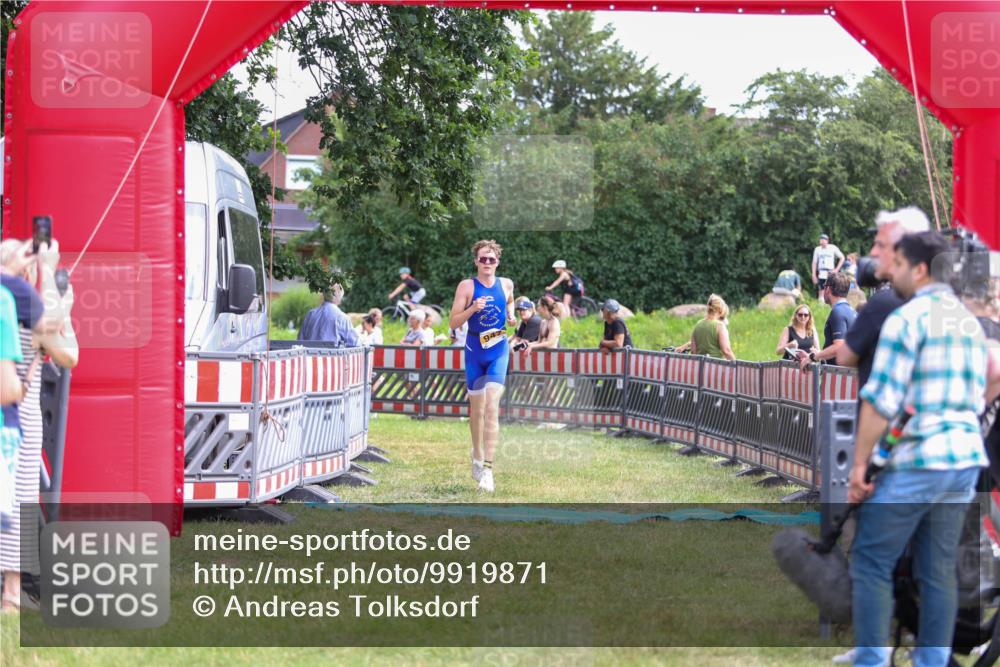 21.06.2026 - 29. Vierlanden-Triathlon Andreas Tolksdorf http://msf.ph/oto/9919871 21.06.2026 12:58:57 Ziel 947 meine-sportfotos.de