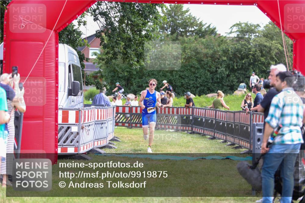 21.06.2026 - 29. Vierlanden-Triathlon Andreas Tolksdorf http://msf.ph/oto/9919875 21.06.2026 12:58:57 Ziel 947 meine-sportfotos.de