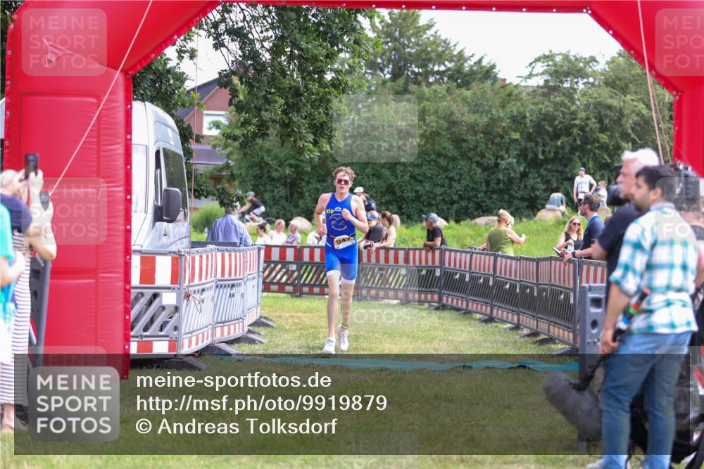 21.06.2026 - 29. Vierlanden-Triathlon Andreas Tolksdorf http://msf.ph/oto/9919879 21.06.2026 12:58:57 Ziel 947 meine-sportfotos.de