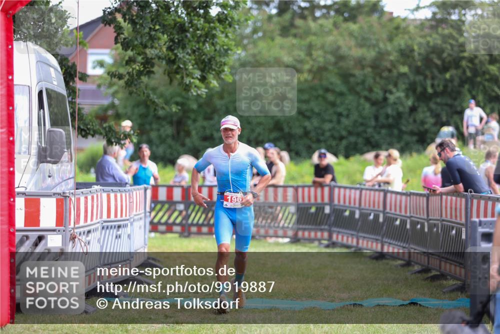 21.06.2026 - 29. Vierlanden-Triathlon Andreas Tolksdorf http://msf.ph/oto/9919887 21.06.2026 12:59:09 Ziel 181, 196 meine-sportfotos.de