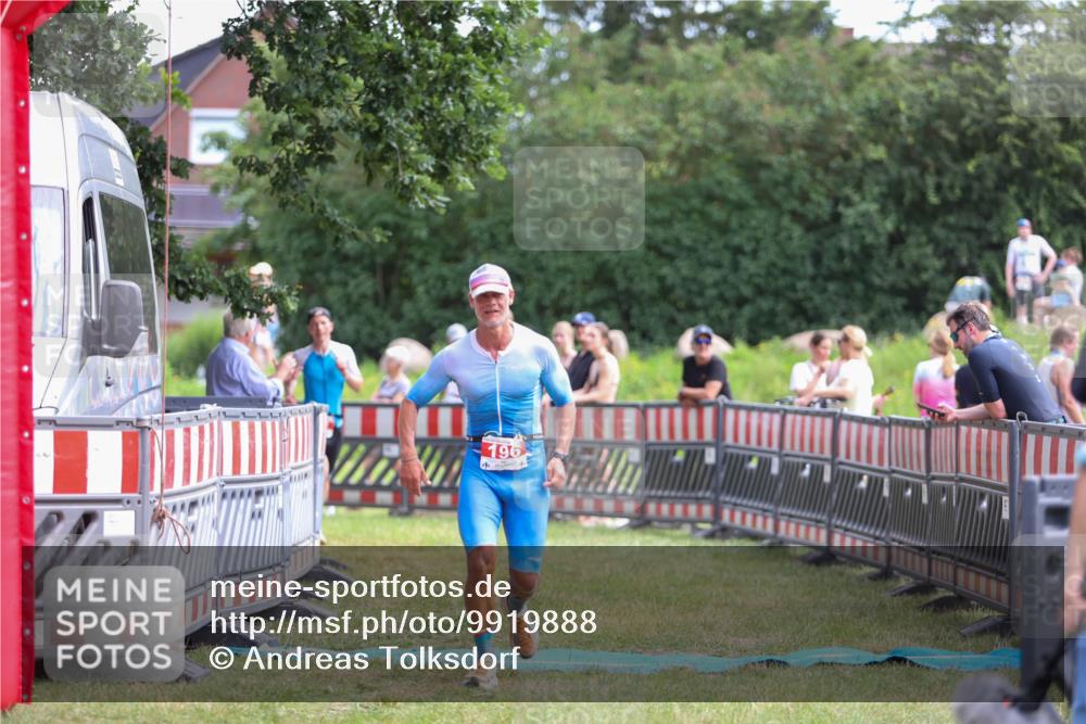 21.06.2026 - 29. Vierlanden-Triathlon Andreas Tolksdorf http://msf.ph/oto/9919888 21.06.2026 12:59:09 Ziel 181, 196 meine-sportfotos.de