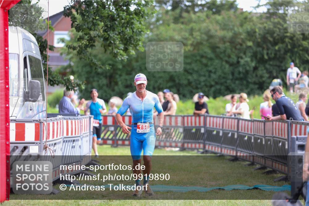 21.06.2026 - 29. Vierlanden-Triathlon Andreas Tolksdorf http://msf.ph/oto/9919890 21.06.2026 12:59:09 Ziel 181, 196 meine-sportfotos.de