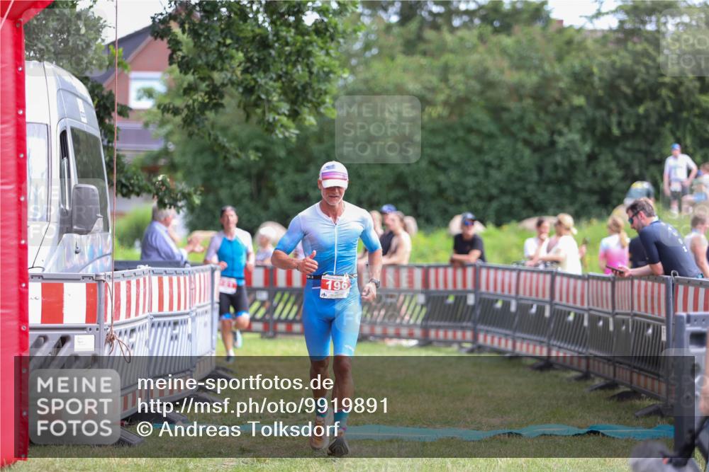 21.06.2026 - 29. Vierlanden-Triathlon Andreas Tolksdorf http://msf.ph/oto/9919891 21.06.2026 12:59:09 Ziel 181, 196 meine-sportfotos.de