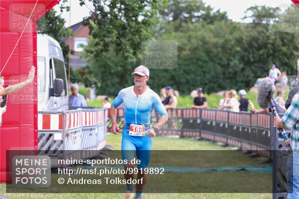 21.06.2026 - 29. Vierlanden-Triathlon Andreas Tolksdorf http://msf.ph/oto/9919892 21.06.2026 12:59:11 Ziel 181, 196 meine-sportfotos.de