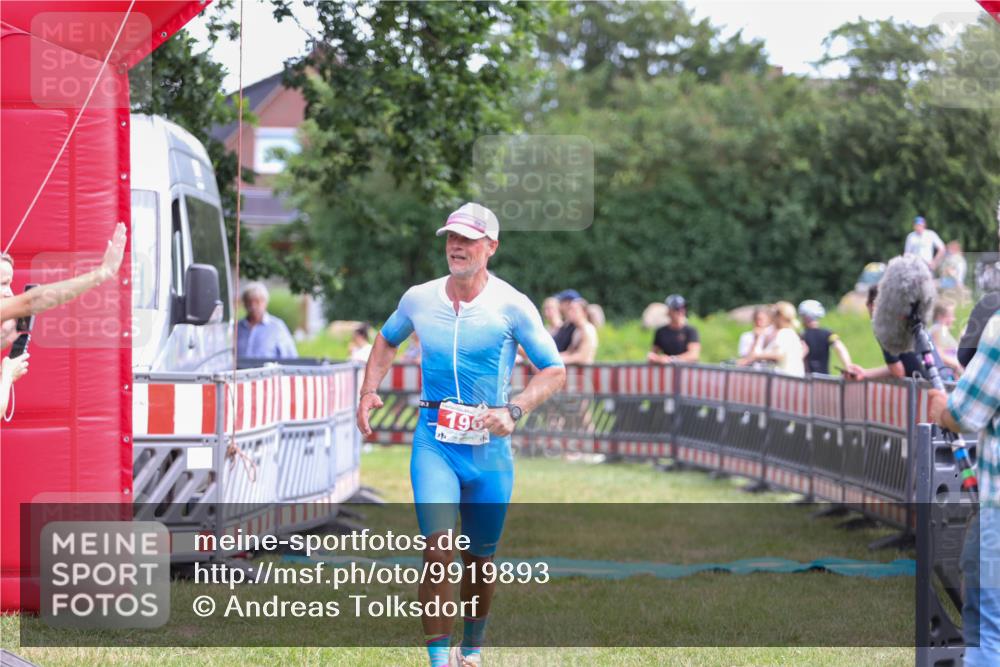 21.06.2026 - 29. Vierlanden-Triathlon Andreas Tolksdorf http://msf.ph/oto/9919893 21.06.2026 12:59:11 Ziel 181, 196 meine-sportfotos.de