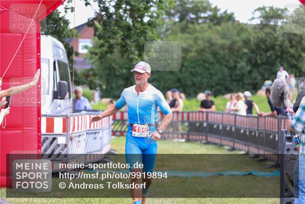 21.06.2026 - 29. Vierlanden-Triathlon Andreas Tolksdorf http://msf.ph/oto/9919894 21.06.2026 12:59:11 Ziel 181, 196 meine-sportfotos.de