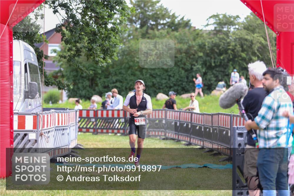 21.06.2026 - 29. Vierlanden-Triathlon Andreas Tolksdorf http://msf.ph/oto/9919897 21.06.2026 12:59:24 Ziel 103, 112 meine-sportfotos.de
