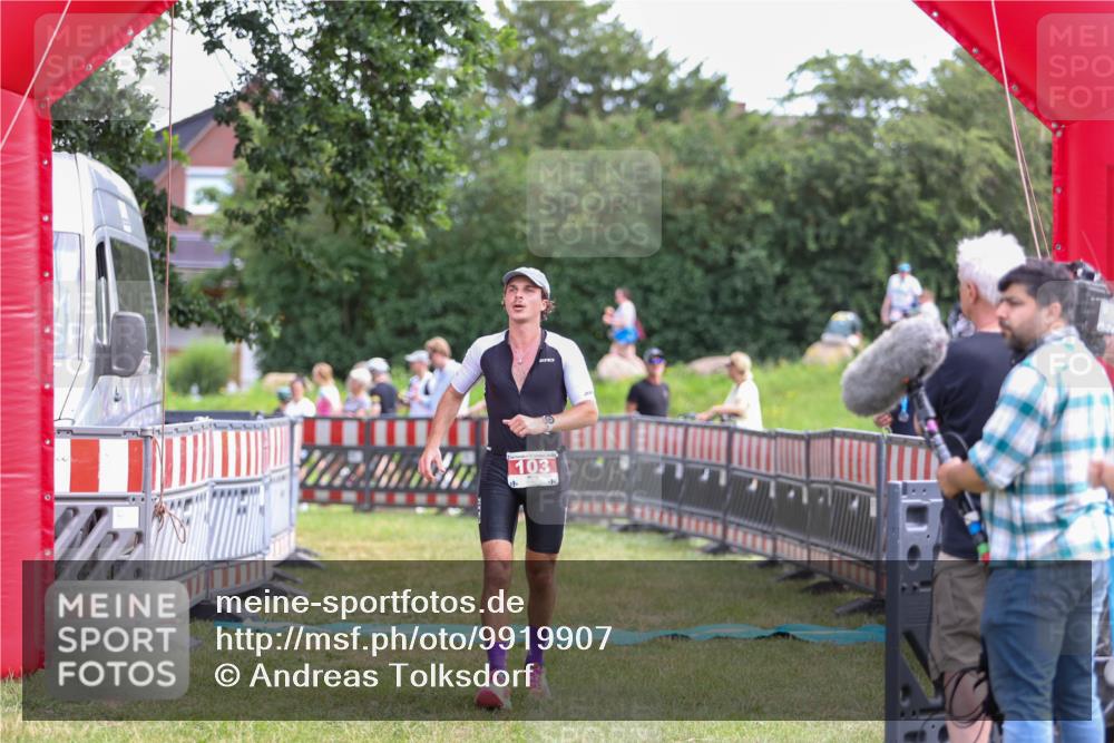 21.06.2026 - 29. Vierlanden-Triathlon Andreas Tolksdorf http://msf.ph/oto/9919907 21.06.2026 12:59:25 Ziel 103, 112 meine-sportfotos.de