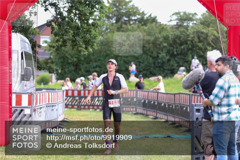 21.06.2026 - 29. Vierlanden-Triathlon Andreas Tolksdorf http://msf.ph/oto/9919909 21.06.2026 12:59:25 Ziel 103, 112 meine-sportfotos.de