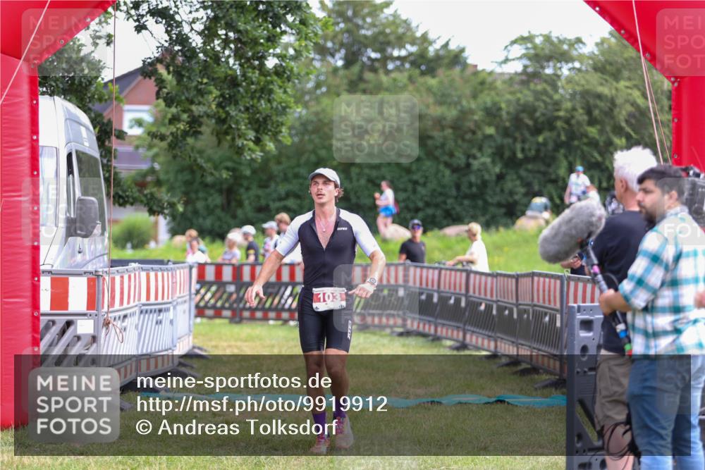 21.06.2026 - 29. Vierlanden-Triathlon Andreas Tolksdorf http://msf.ph/oto/9919912 21.06.2026 12:59:26 Ziel 103, 112 meine-sportfotos.de