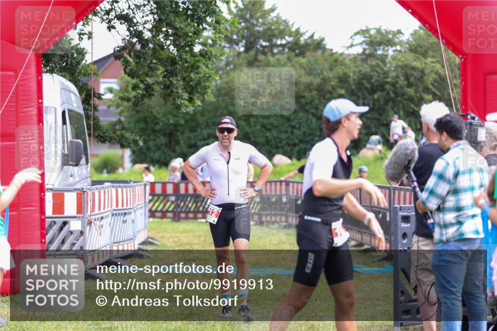21.06.2026 - 29. Vierlanden-Triathlon Andreas Tolksdorf http://msf.ph/oto/9919913 21.06.2026 12:59:39 Ziel 112 meine-sportfotos.de