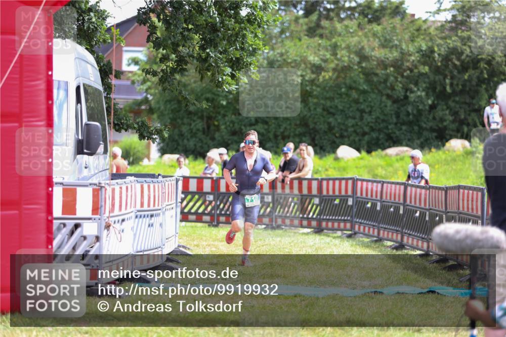 21.06.2026 - 29. Vierlanden-Triathlon Andreas Tolksdorf http://msf.ph/oto/9919932 21.06.2026 13:00:11 Ziel 710 meine-sportfotos.de