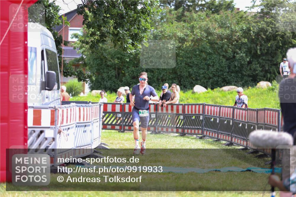 21.06.2026 - 29. Vierlanden-Triathlon Andreas Tolksdorf http://msf.ph/oto/9919933 21.06.2026 13:00:11 Ziel 710 meine-sportfotos.de