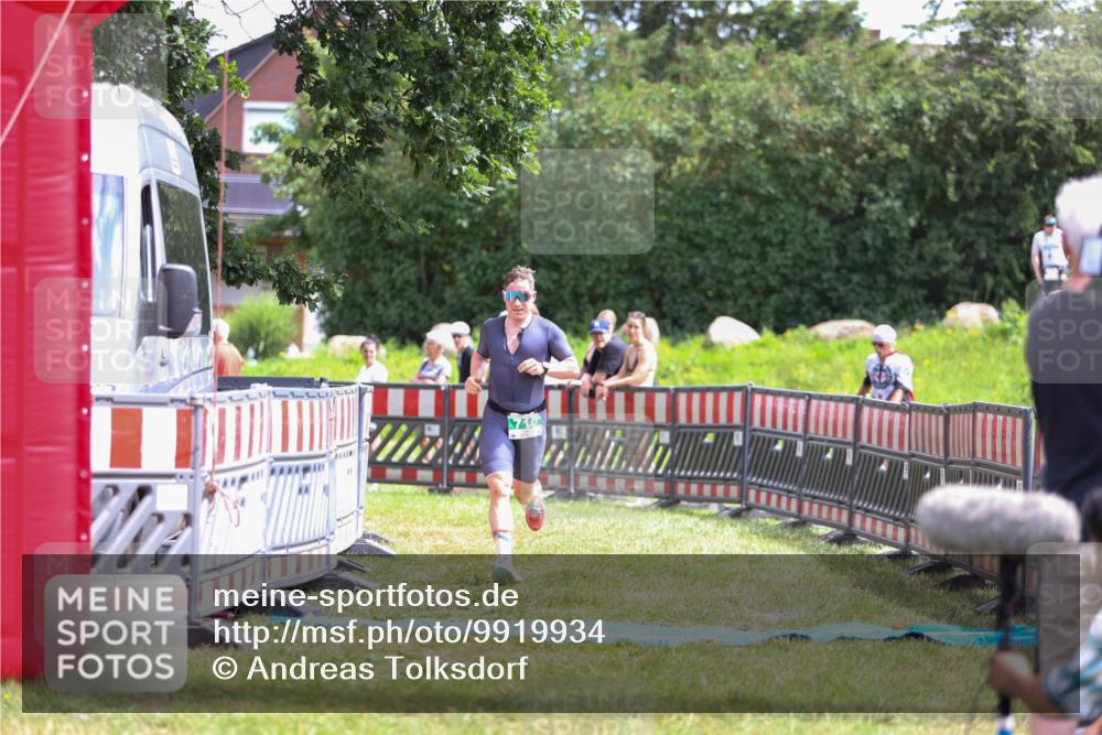 21.06.2026 - 29. Vierlanden-Triathlon Andreas Tolksdorf http://msf.ph/oto/9919934 21.06.2026 13:00:11 Ziel 710 meine-sportfotos.de