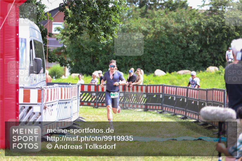21.06.2026 - 29. Vierlanden-Triathlon Andreas Tolksdorf http://msf.ph/oto/9919935 21.06.2026 13:00:11 Ziel 710 meine-sportfotos.de