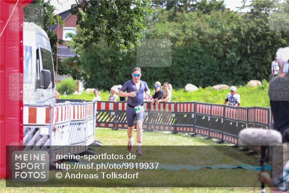 21.06.2026 - 29. Vierlanden-Triathlon Andreas Tolksdorf http://msf.ph/oto/9919937 21.06.2026 13:00:11 Ziel 710 meine-sportfotos.de