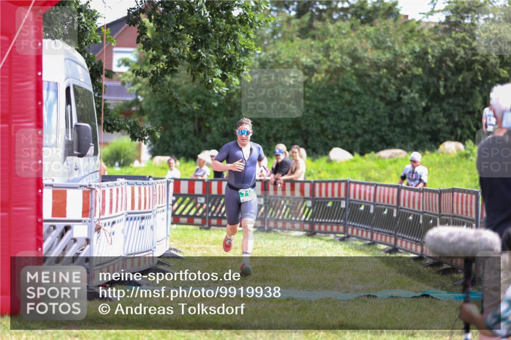 21.06.2026 - 29. Vierlanden-Triathlon Andreas Tolksdorf http://msf.ph/oto/9919938 21.06.2026 13:00:11 Ziel 710 meine-sportfotos.de