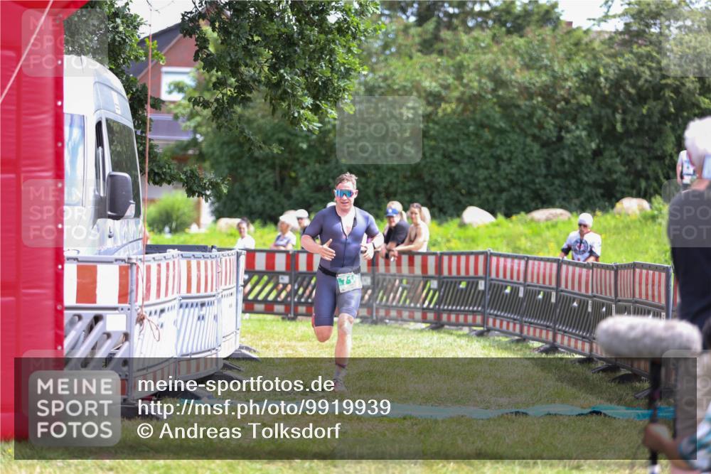 21.06.2026 - 29. Vierlanden-Triathlon Andreas Tolksdorf http://msf.ph/oto/9919939 21.06.2026 13:00:11 Ziel 710 meine-sportfotos.de