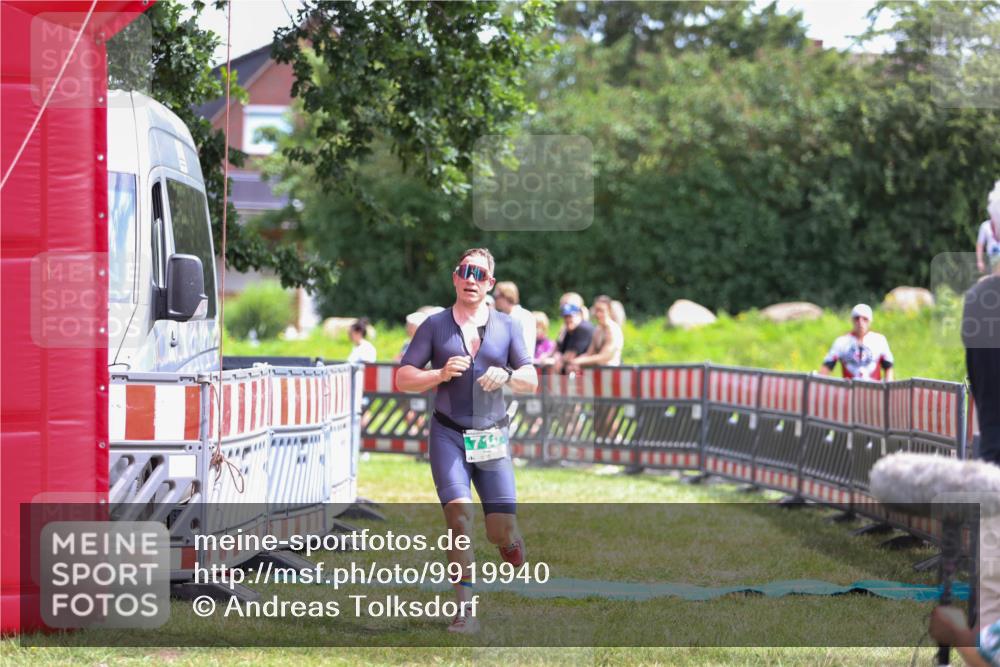 21.06.2026 - 29. Vierlanden-Triathlon Andreas Tolksdorf http://msf.ph/oto/9919940 21.06.2026 13:00:12 Ziel 710 meine-sportfotos.de