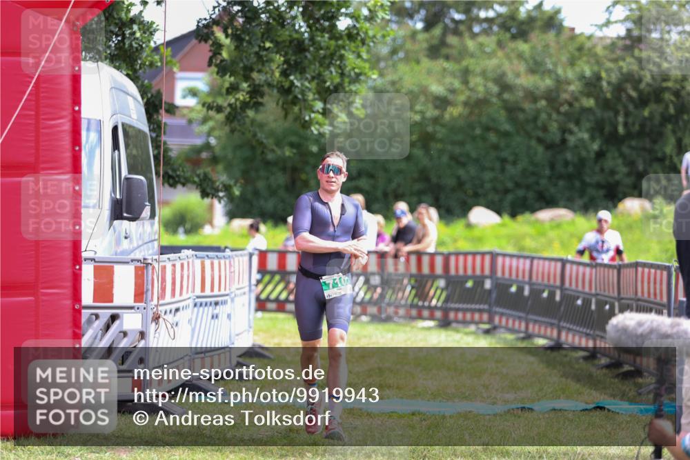 21.06.2026 - 29. Vierlanden-Triathlon Andreas Tolksdorf http://msf.ph/oto/9919943 21.06.2026 13:00:12 Ziel 710 meine-sportfotos.de