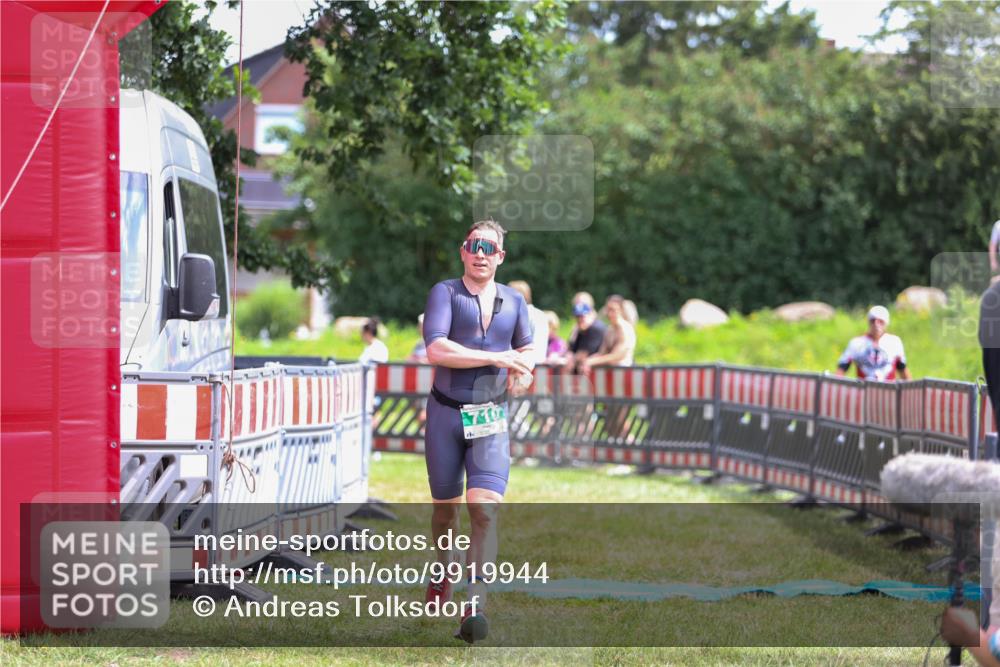 21.06.2026 - 29. Vierlanden-Triathlon Andreas Tolksdorf http://msf.ph/oto/9919944 21.06.2026 13:00:13 Ziel 710 meine-sportfotos.de