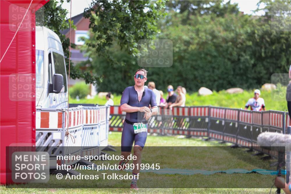 21.06.2026 - 29. Vierlanden-Triathlon Andreas Tolksdorf http://msf.ph/oto/9919945 21.06.2026 13:00:13 Ziel 710 meine-sportfotos.de