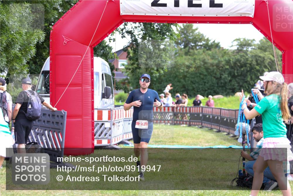 21.06.2026 - 29. Vierlanden-Triathlon Andreas Tolksdorf http://msf.ph/oto/9919947 21.06.2026 13:00:39 Ziel 27, 241 meine-sportfotos.de