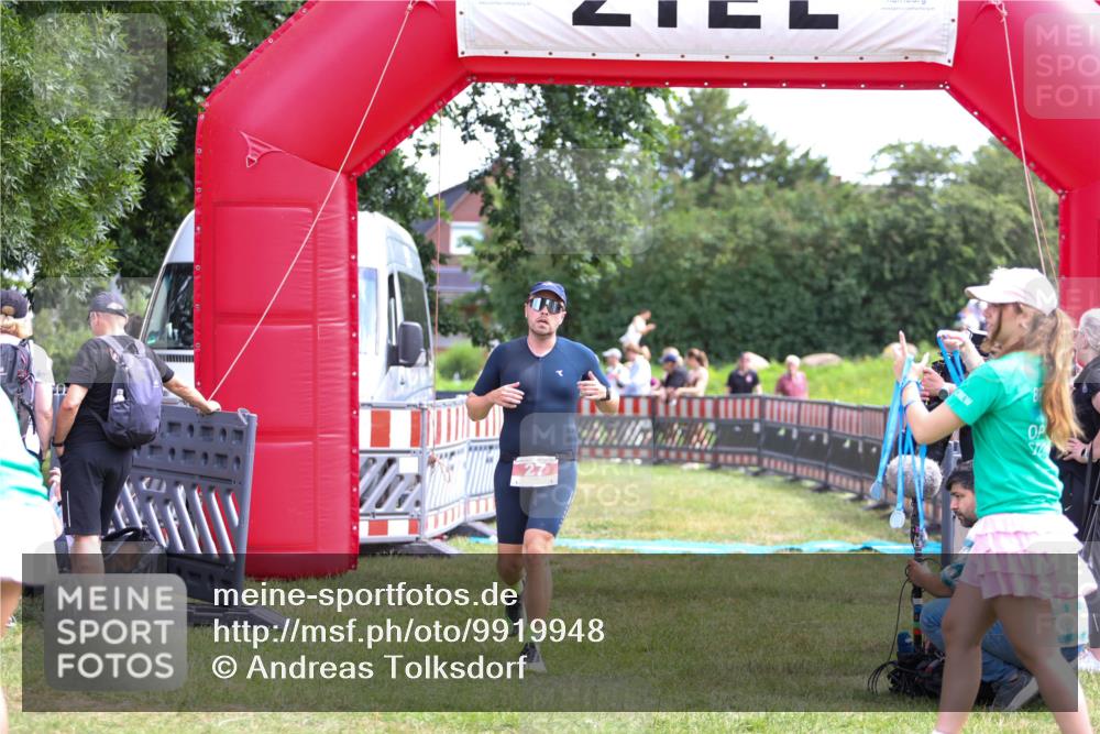 21.06.2026 - 29. Vierlanden-Triathlon Andreas Tolksdorf http://msf.ph/oto/9919948 21.06.2026 13:00:39 Ziel 27, 241 meine-sportfotos.de