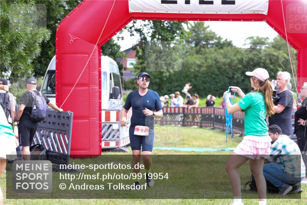 21.06.2026 - 29. Vierlanden-Triathlon Andreas Tolksdorf http://msf.ph/oto/9919954 21.06.2026 13:00:39 Ziel 27, 241 meine-sportfotos.de