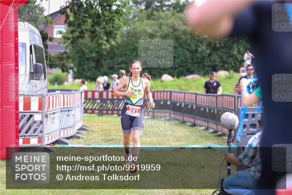 21.06.2026 - 29. Vierlanden-Triathlon Andreas Tolksdorf http://msf.ph/oto/9919959 21.06.2026 13:00:48 Ziel 241 meine-sportfotos.de