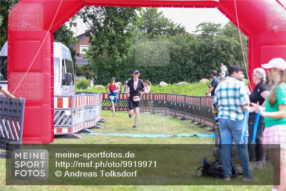 21.06.2026 - 29. Vierlanden-Triathlon Andreas Tolksdorf http://msf.ph/oto/9919971 21.06.2026 13:01:16 Ziel 10, 961 meine-sportfotos.de