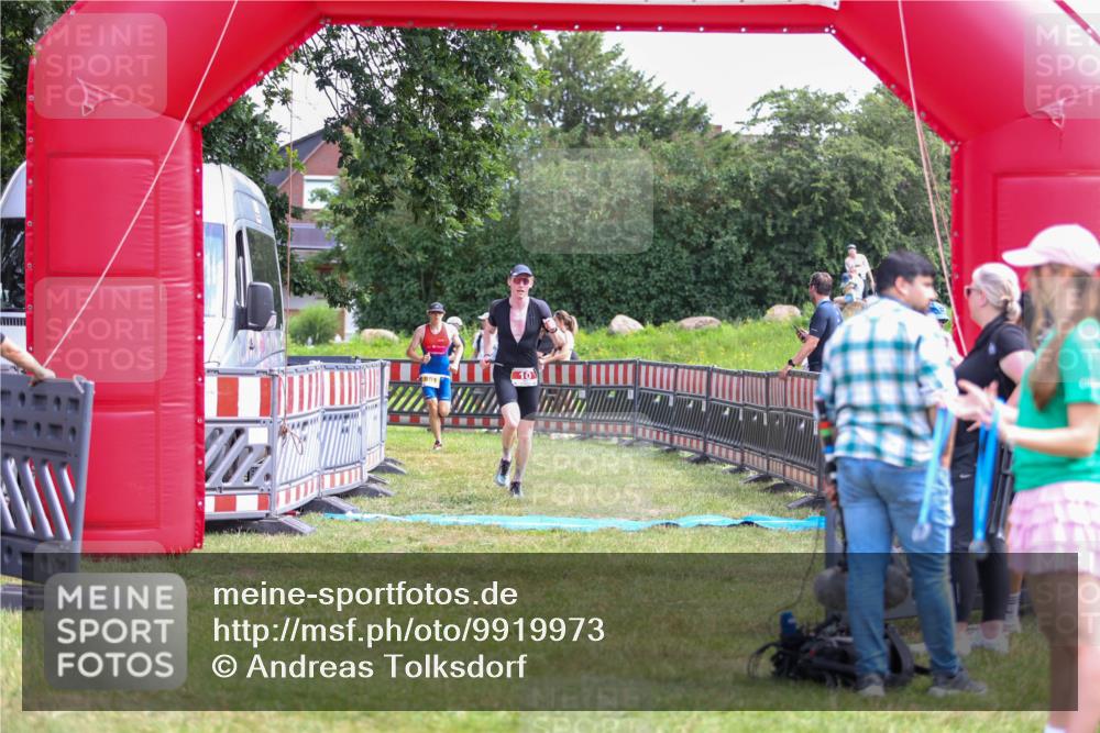 21.06.2026 - 29. Vierlanden-Triathlon Andreas Tolksdorf http://msf.ph/oto/9919973 21.06.2026 13:01:16 Ziel 10, 961 meine-sportfotos.de