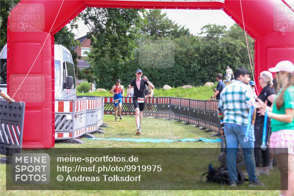 21.06.2026 - 29. Vierlanden-Triathlon Andreas Tolksdorf http://msf.ph/oto/9919975 21.06.2026 13:01:16 Ziel 10, 961 meine-sportfotos.de