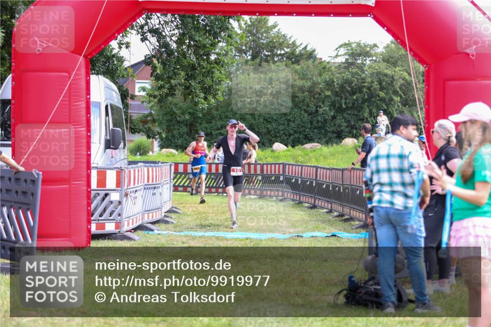 21.06.2026 - 29. Vierlanden-Triathlon Andreas Tolksdorf http://msf.ph/oto/9919977 21.06.2026 13:01:16 Ziel 10, 961 meine-sportfotos.de