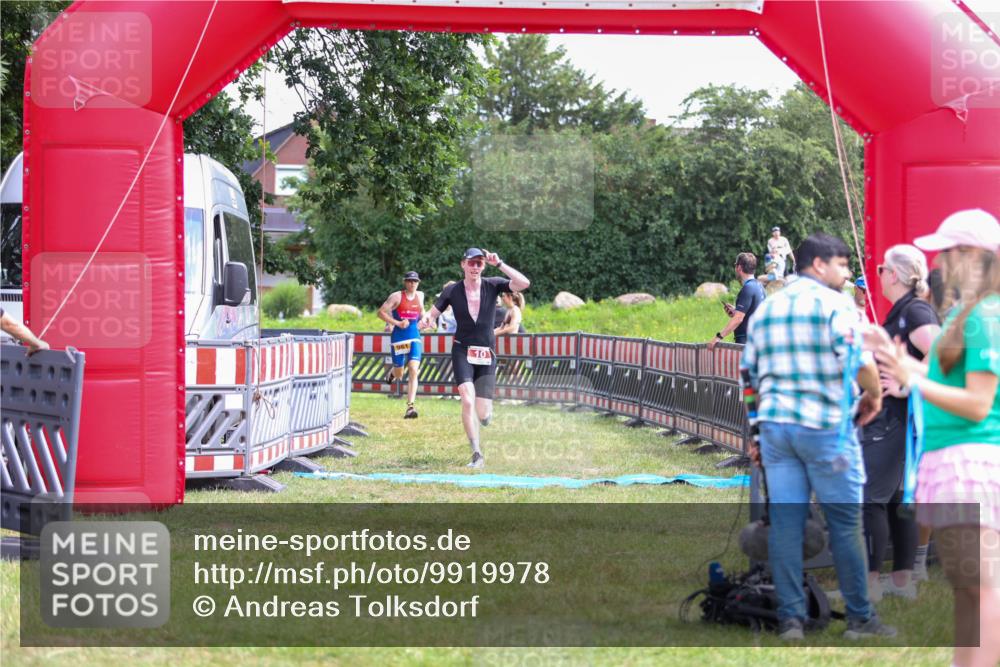 21.06.2026 - 29. Vierlanden-Triathlon Andreas Tolksdorf http://msf.ph/oto/9919978 21.06.2026 13:01:16 Ziel 10, 961 meine-sportfotos.de