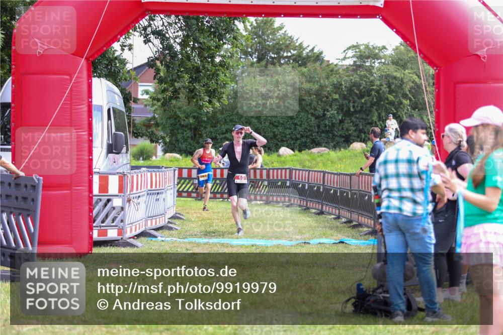 21.06.2026 - 29. Vierlanden-Triathlon Andreas Tolksdorf http://msf.ph/oto/9919979 21.06.2026 13:01:16 Ziel 10, 961 meine-sportfotos.de