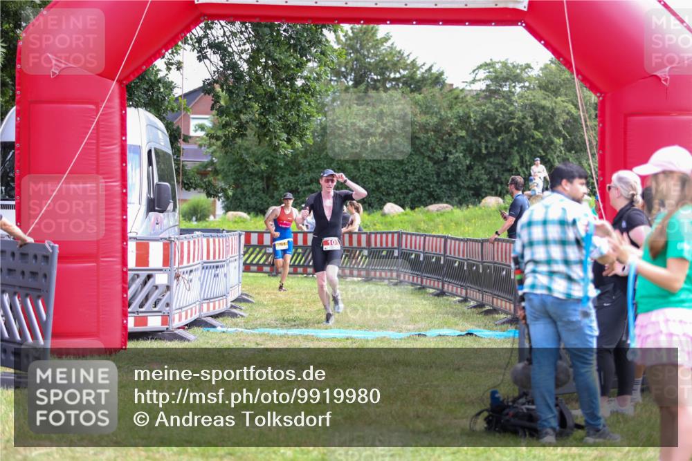 21.06.2026 - 29. Vierlanden-Triathlon Andreas Tolksdorf http://msf.ph/oto/9919980 21.06.2026 13:01:16 Ziel 10, 961 meine-sportfotos.de