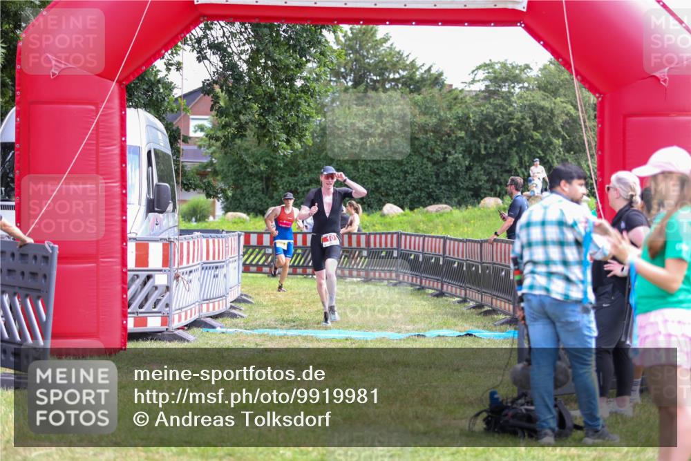 21.06.2026 - 29. Vierlanden-Triathlon Andreas Tolksdorf http://msf.ph/oto/9919981 21.06.2026 13:01:16 Ziel 10, 961 meine-sportfotos.de