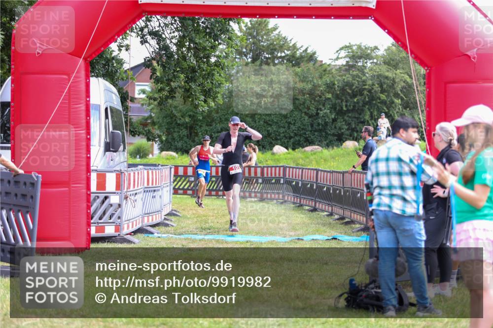 21.06.2026 - 29. Vierlanden-Triathlon Andreas Tolksdorf http://msf.ph/oto/9919982 21.06.2026 13:01:16 Ziel 10, 961 meine-sportfotos.de