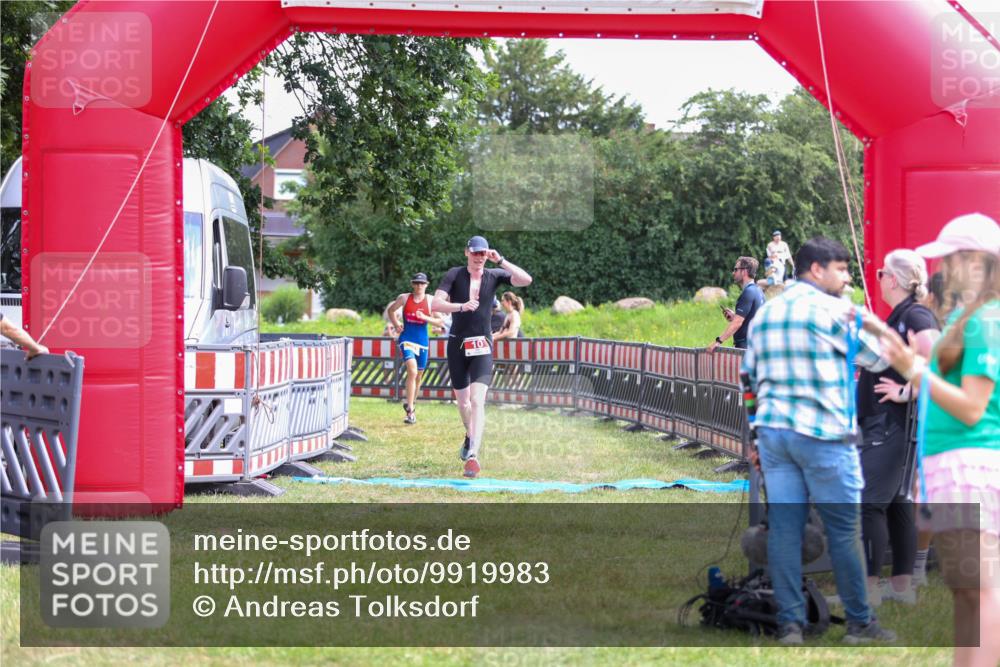 21.06.2026 - 29. Vierlanden-Triathlon Andreas Tolksdorf http://msf.ph/oto/9919983 21.06.2026 13:01:16 Ziel 10, 961 meine-sportfotos.de