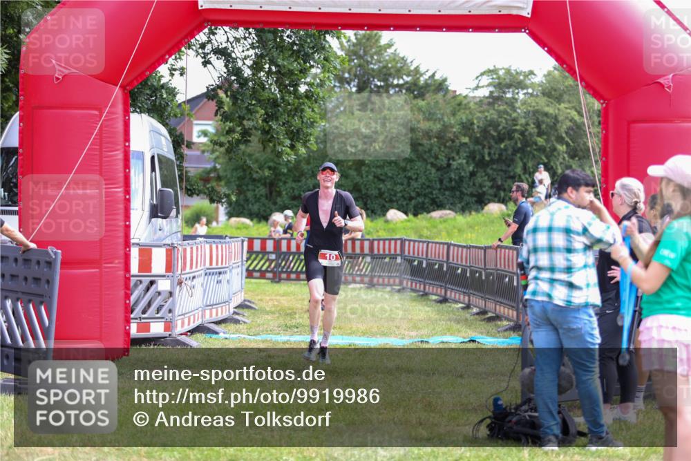 21.06.2026 - 29. Vierlanden-Triathlon Andreas Tolksdorf http://msf.ph/oto/9919986 21.06.2026 13:01:17 Ziel 10, 934, 961 meine-sportfotos.de