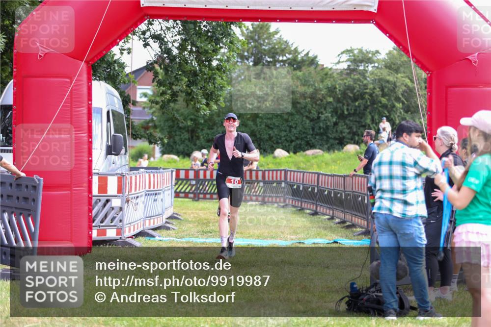 21.06.2026 - 29. Vierlanden-Triathlon Andreas Tolksdorf http://msf.ph/oto/9919987 21.06.2026 13:01:17 Ziel 10, 934, 961 meine-sportfotos.de
