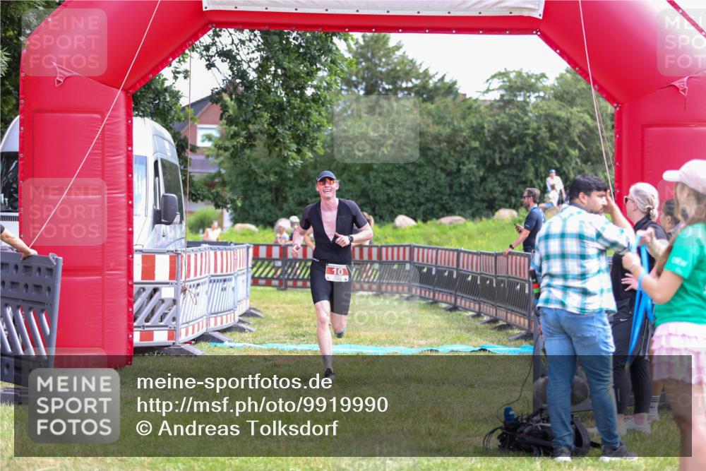 21.06.2026 - 29. Vierlanden-Triathlon Andreas Tolksdorf http://msf.ph/oto/9919990 21.06.2026 13:01:17 Ziel 10, 934, 961 meine-sportfotos.de