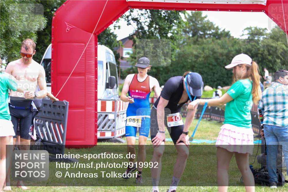 21.06.2026 - 29. Vierlanden-Triathlon Andreas Tolksdorf http://msf.ph/oto/9919992 21.06.2026 13:01:21 Ziel 10, 934, 961 meine-sportfotos.de