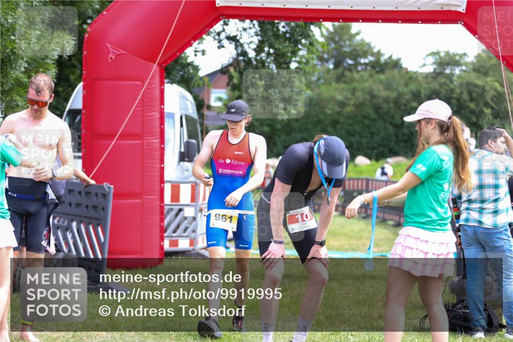 21.06.2026 - 29. Vierlanden-Triathlon Andreas Tolksdorf http://msf.ph/oto/9919995 21.06.2026 13:01:22 Ziel 10, 934, 961 meine-sportfotos.de