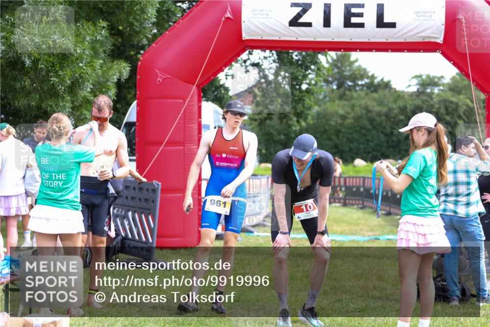 21.06.2026 - 29. Vierlanden-Triathlon Andreas Tolksdorf http://msf.ph/oto/9919996 21.06.2026 13:01:23 Ziel 934, 961 meine-sportfotos.de