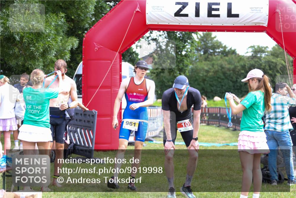 21.06.2026 - 29. Vierlanden-Triathlon Andreas Tolksdorf http://msf.ph/oto/9919998 21.06.2026 13:01:23 Ziel 934, 961 meine-sportfotos.de