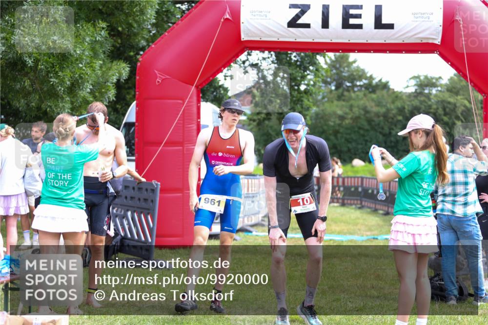 21.06.2026 - 29. Vierlanden-Triathlon Andreas Tolksdorf http://msf.ph/oto/9920000 21.06.2026 13:01:23 Ziel 934, 961 meine-sportfotos.de